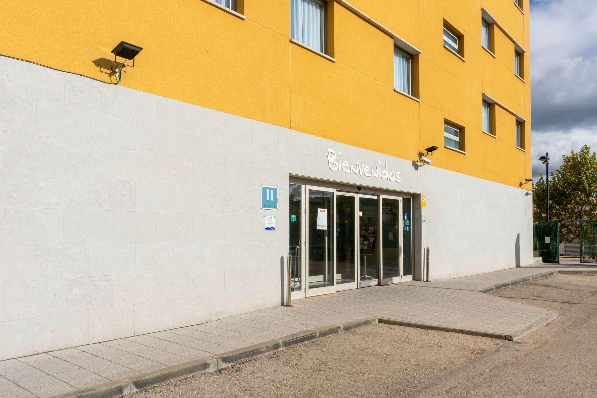 马德里钟楼阿尔卡拉德埃纳雷斯酒店 阿尔卡拉德荷那利斯 外观 照片